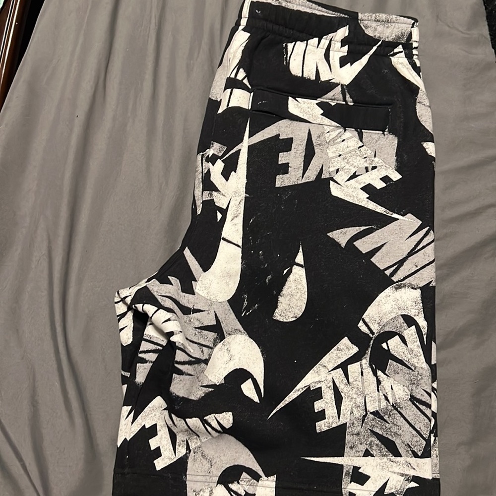 Men’s Nike shorts. Size medium - Picture 2 of 3